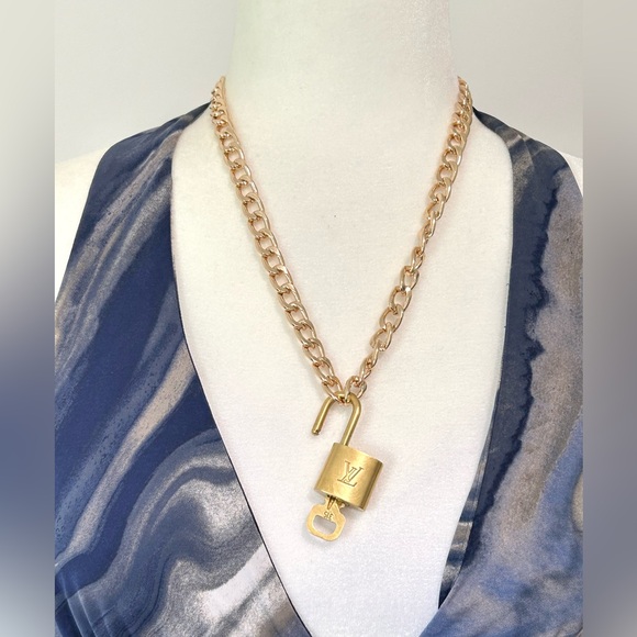 LOUIS VUITTON Padlock & Key Set #315 Vintage Gold Plated Pre-Owned - Picture 5 of 10